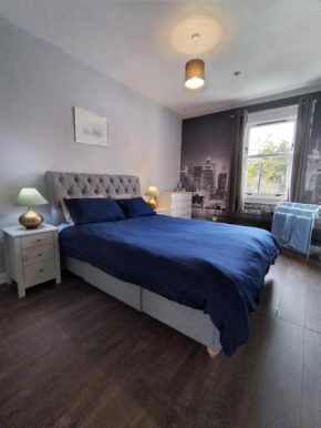 Cosy 2-BDR Apartment & 15 minutes to Edinburgh by train & Free Parking